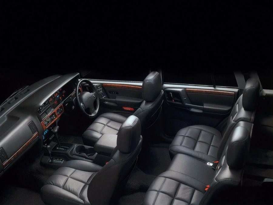 Интерьер Jeep Grand Cherokee Limited 1996 года  (JP) (фото 2 из 8)